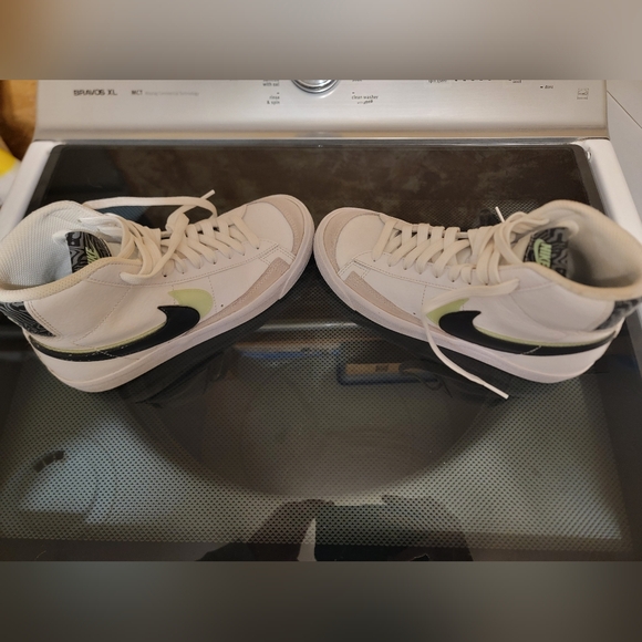 Nike Blazer Mid '77 "Barely Volt" Kids Size 5.5Y - Picture 2 of 8